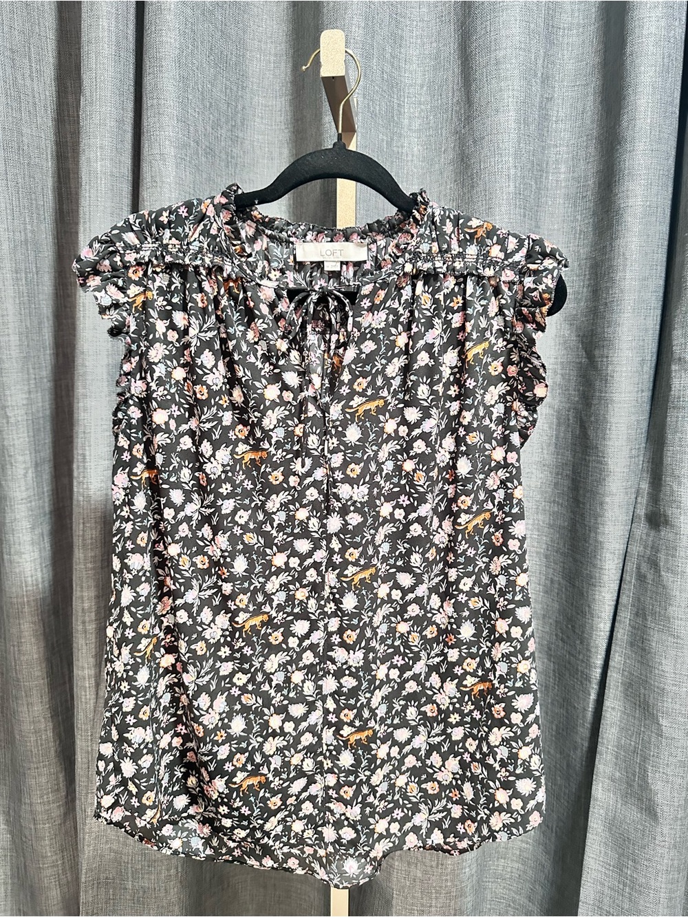 ❤️❤️LOFT Black Floral Ruffle Tie Neck Shell Top. NEVER WORN.